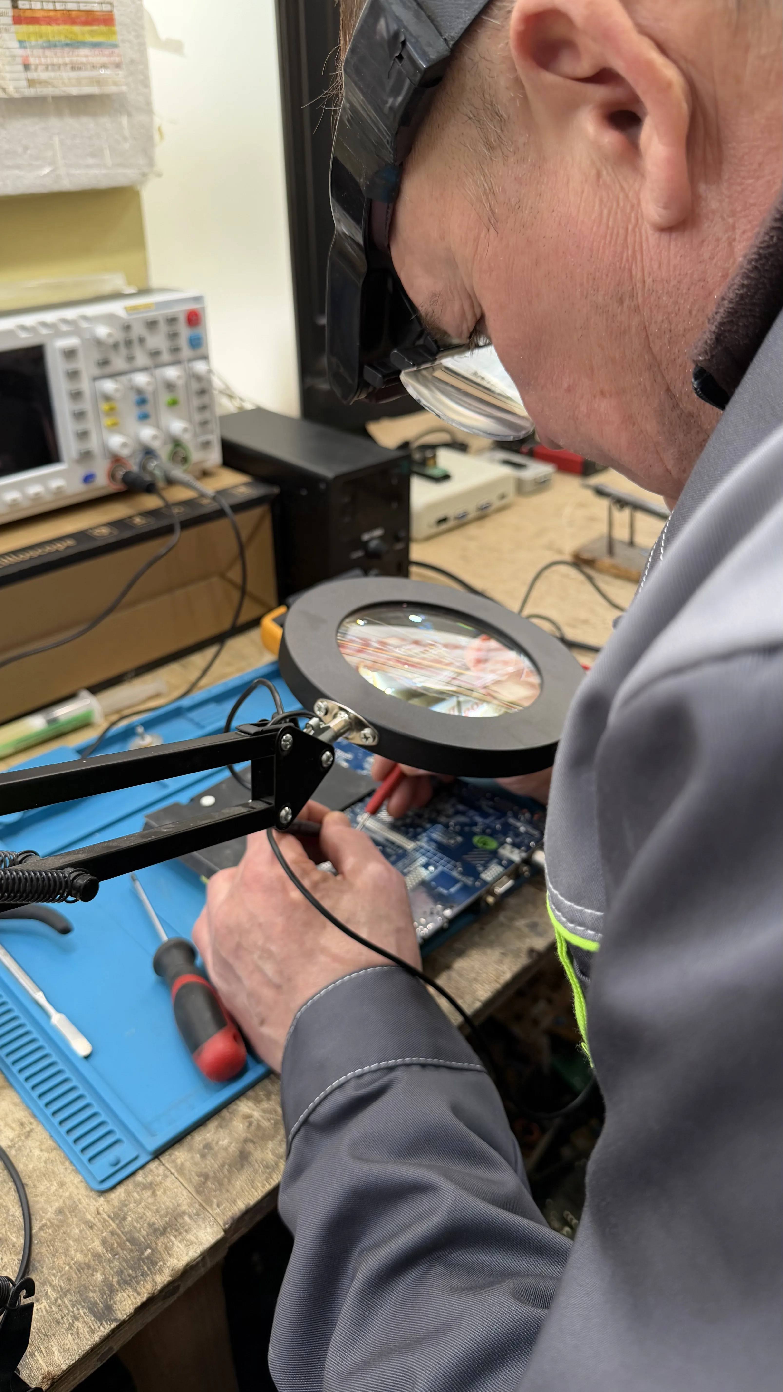 Внутри мастерской, ремонт аппаратуры